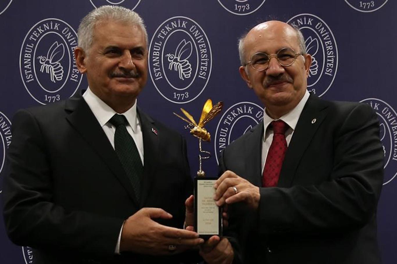Başbakan Yıldırım’a, İTÜ’de 'Altın Arı Ödülü' verildi Başbakan Yıldırım’a, İTÜ’de 'Altın Arı Ödülü' verildi